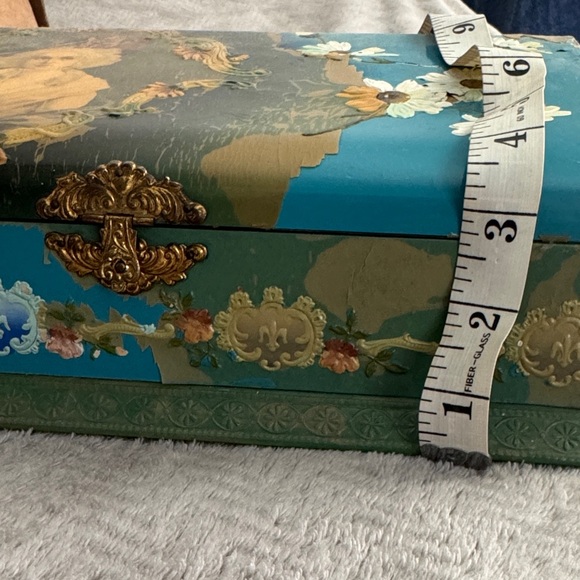 Rococo Cottage Vintage Decorative Box with Floral and Portrait Design - Picture 8 of 8